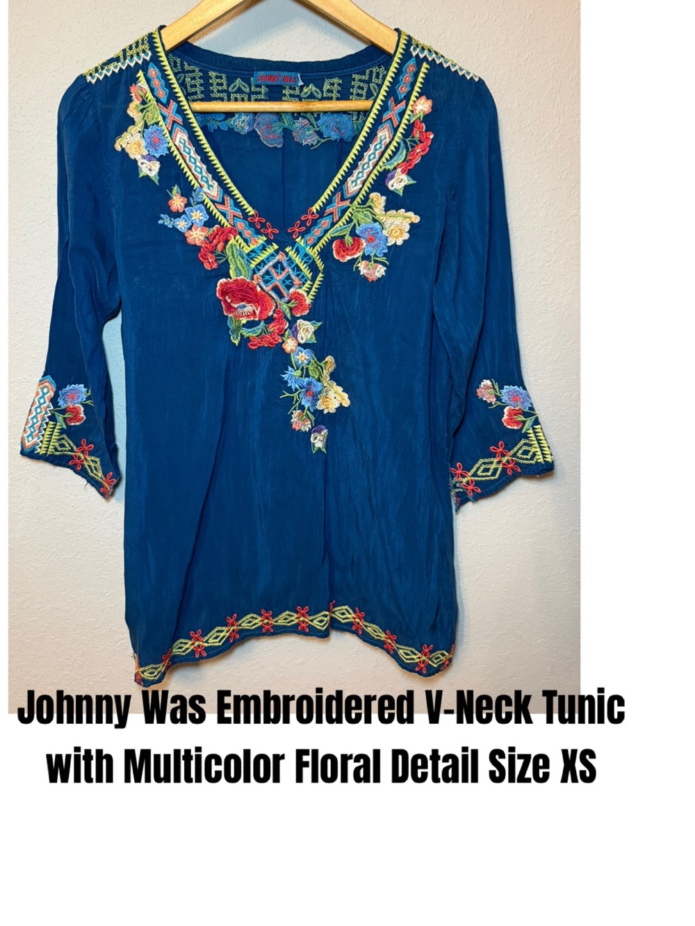 Johnny Was Embroidered V-Neck
Tunic with Multicolor Floral Detail size XS